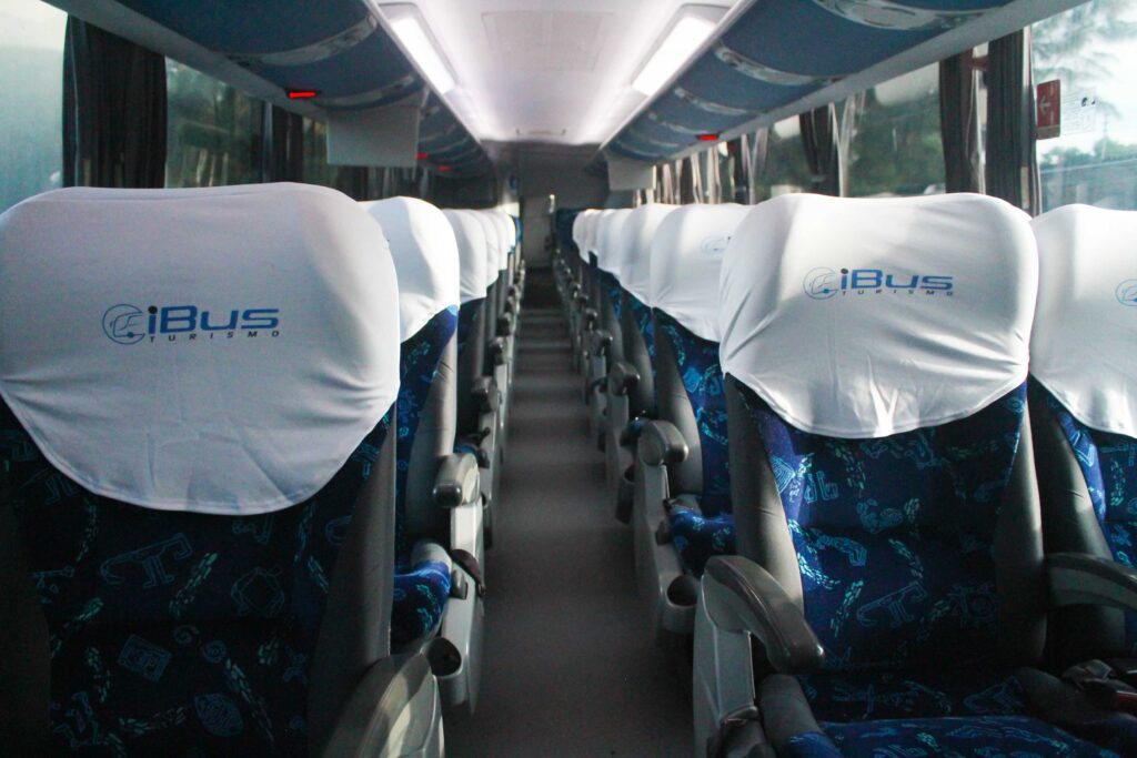 Ônibus da iBus Turismo, ideal para locação e fretamento em viagens corporativas e eventos