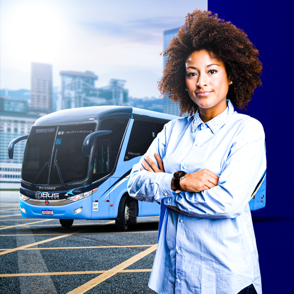 Mulher ao lado de ônibus executivo azul moderno da iBus, especializado em locação e fretamento de ônibus em Fortaleza para eventos e viagens.